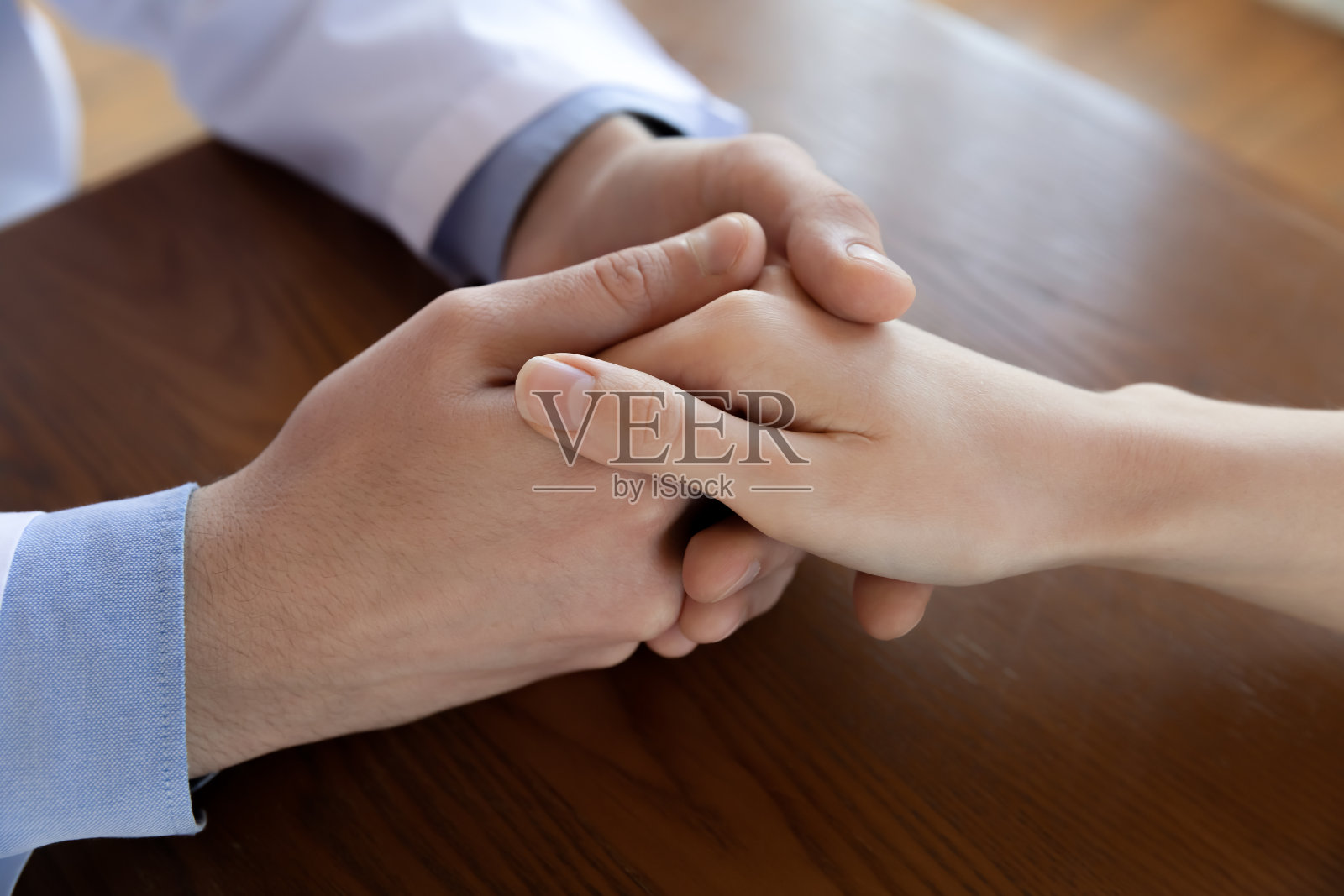 支持医生的特写，安慰女病人照片摄影图片