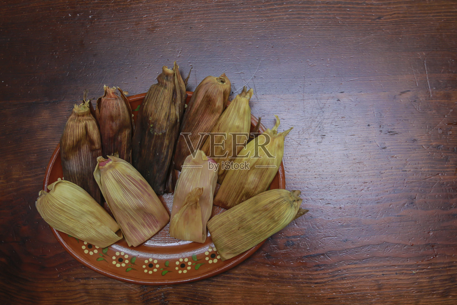 传统的墨西哥食物，玉米粉蒸肉辣酱照片摄影图片