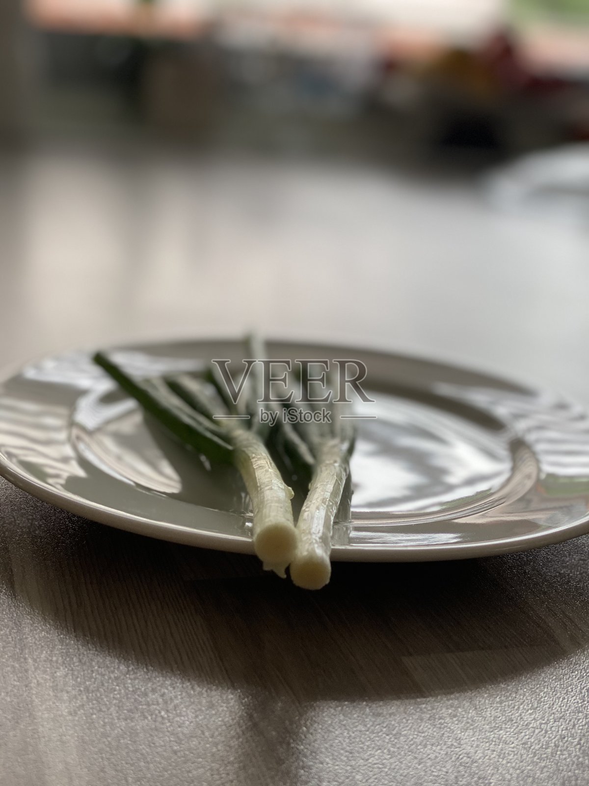 把小葱放在盘子里照片摄影图片