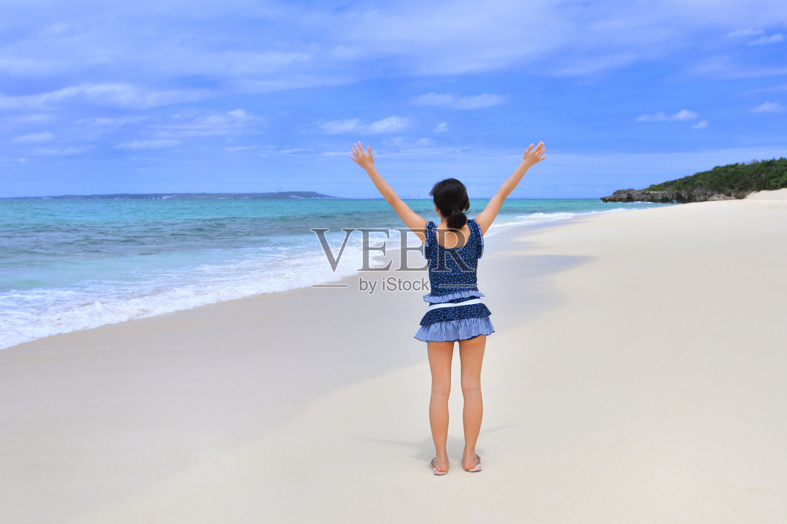 日本女孩站在海滩的后视图照片摄影图片
