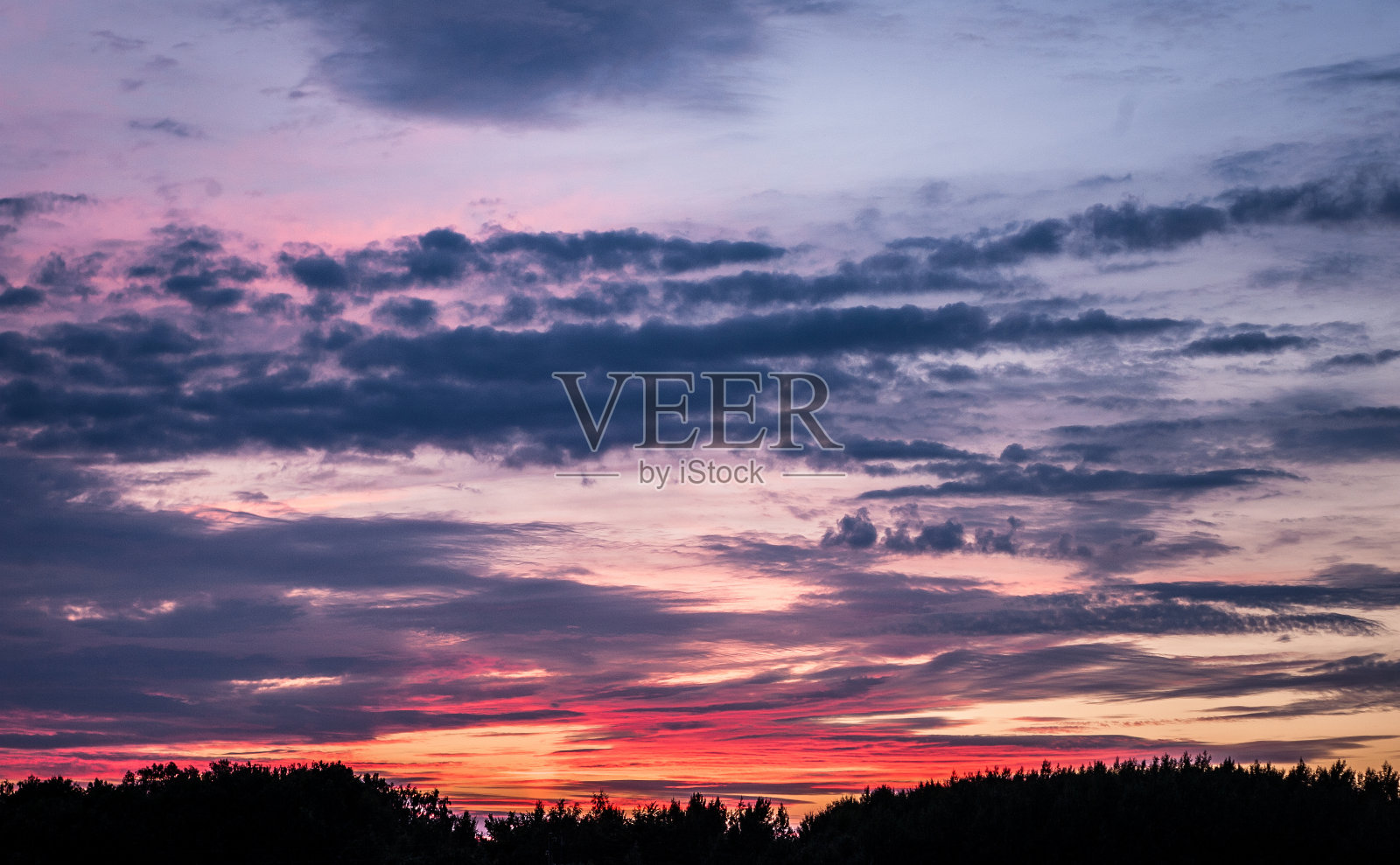 日落，美丽的多云天空和林木线照片摄影图片