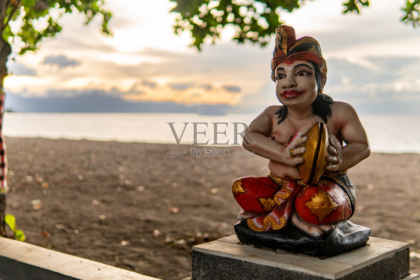 彩色的印度雕像在海滩与日落的背景照片摄影图片