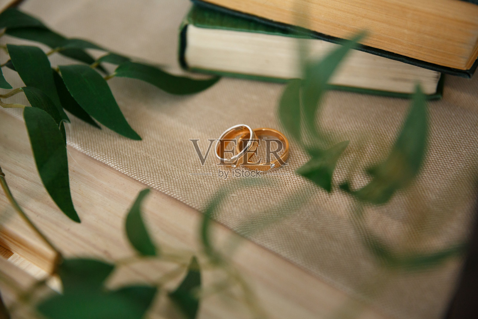 金色的结婚戒指靠近木制的背景照片摄影图片