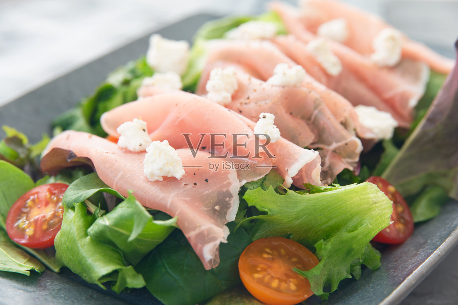 加生火腿的沙拉照片摄影图片