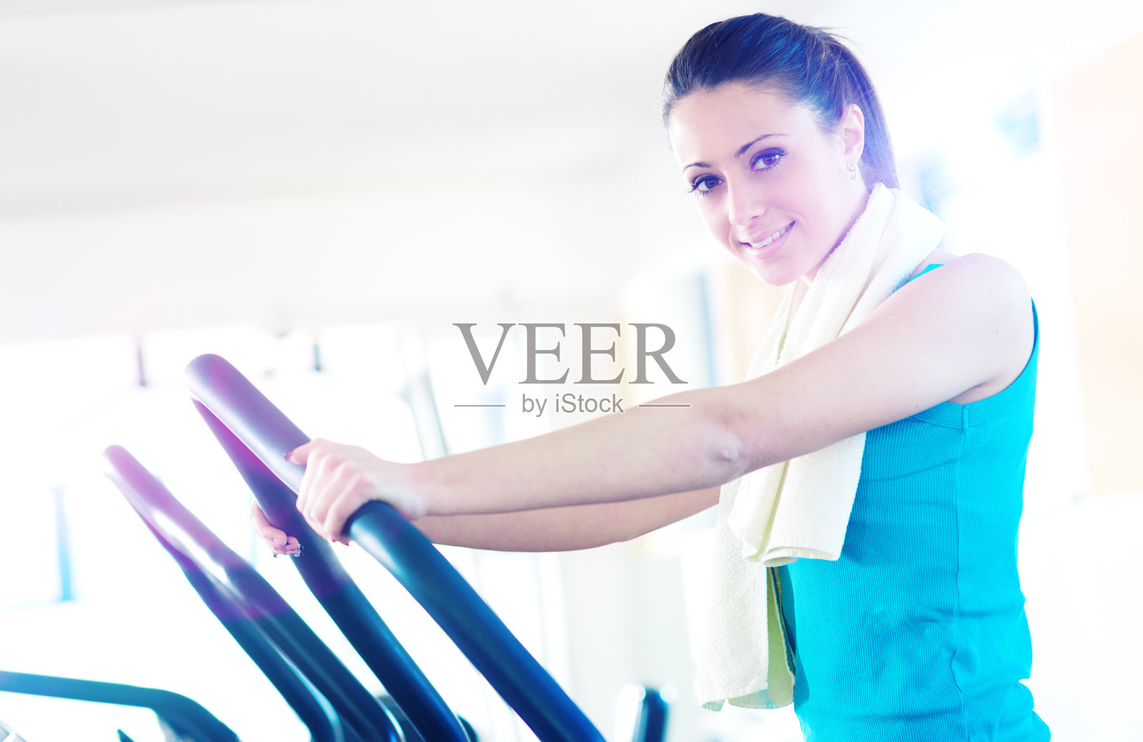 美女在健身房做有氧运动照片摄影图片