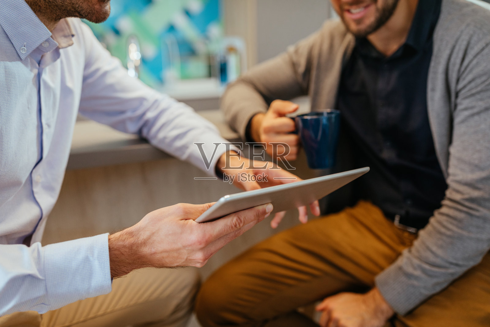 有了他的触摸屏，他们可以随时查看任何他们想要的东西照片摄影图片