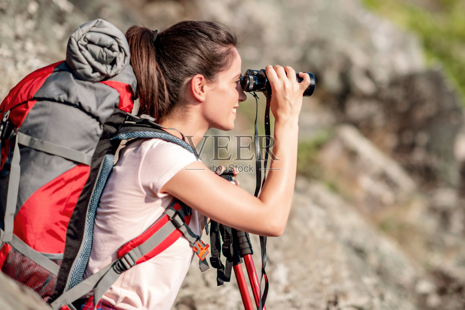 在山上徒步旅行照片摄影图片
