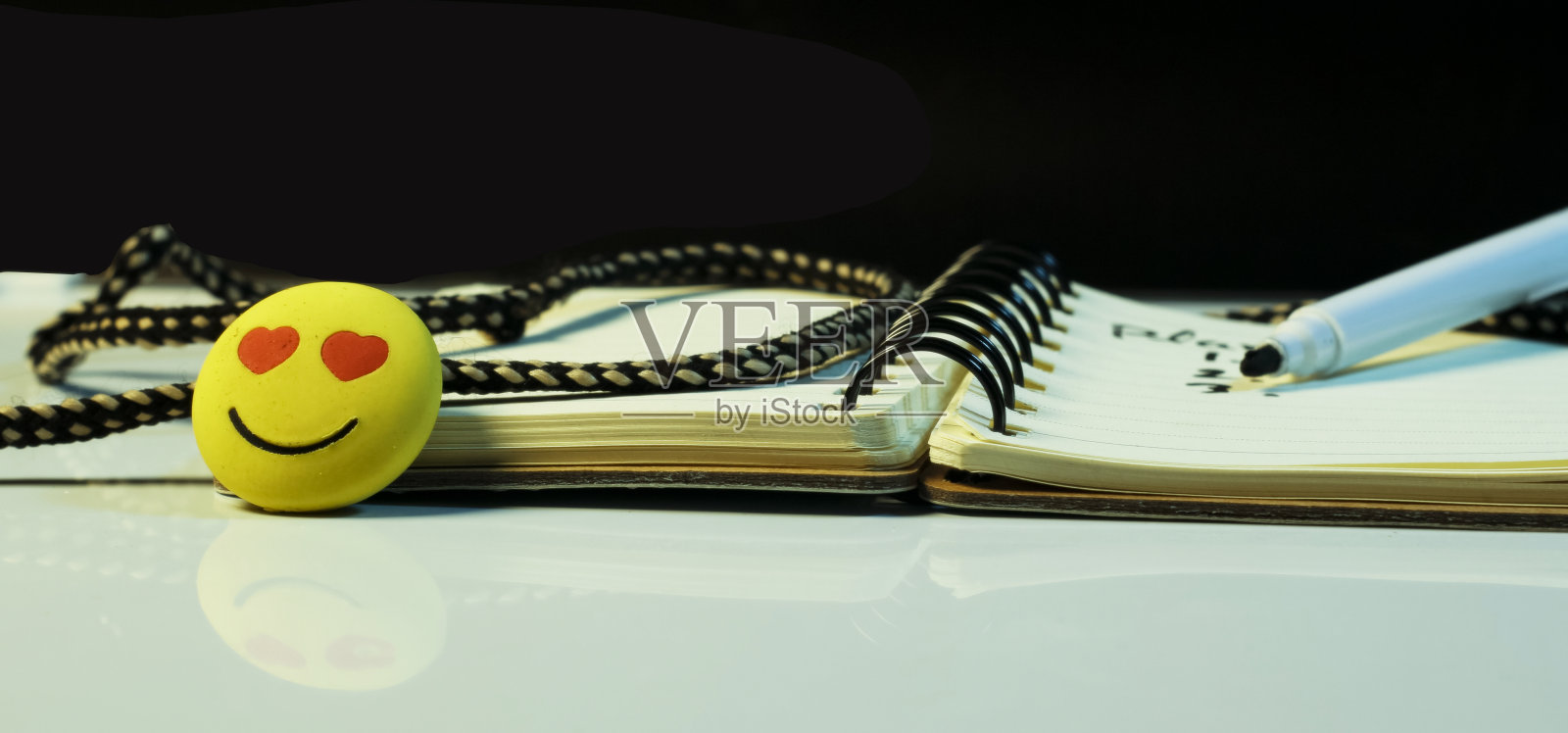 笔记本，白色钢笔，爱的表情商务和教育概念与黑白背景。选择焦点与复制空间的文本。照片摄影图片