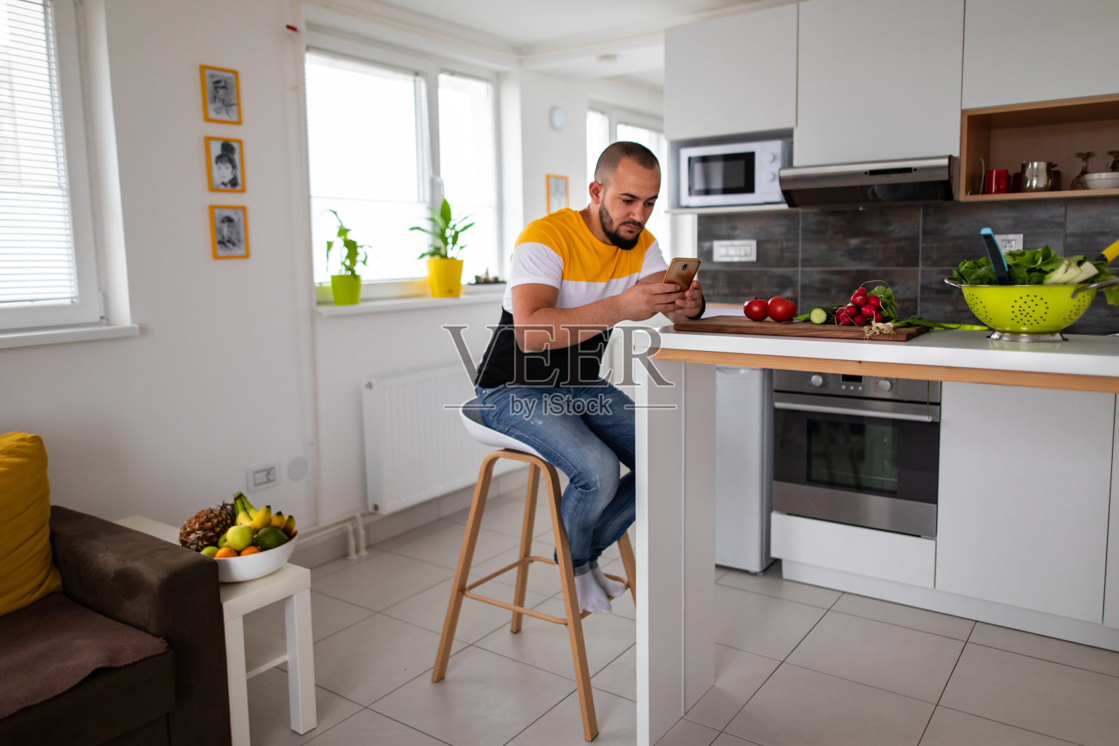 男人在厨房用智能手机照片摄影图片