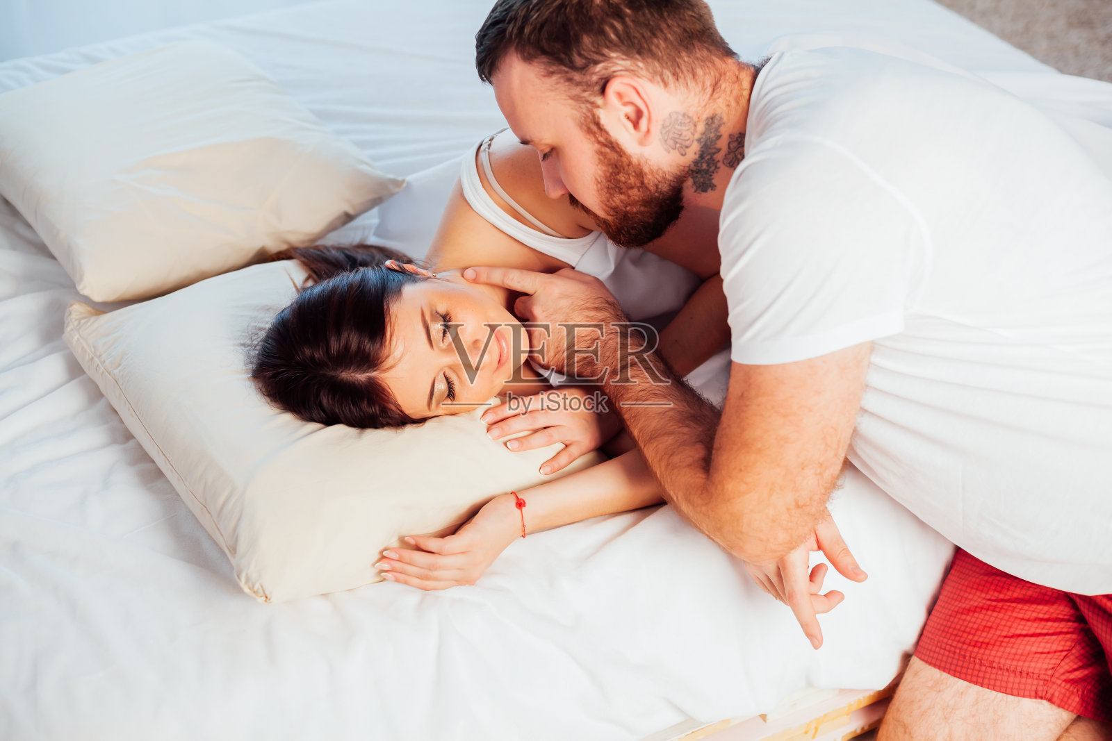 男人在早上叫醒女人照片摄影图片