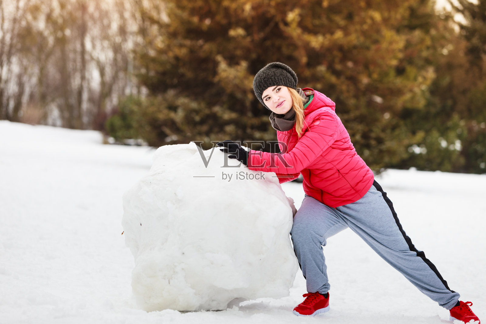 冬季穿着运动服的妇女照片摄影图片