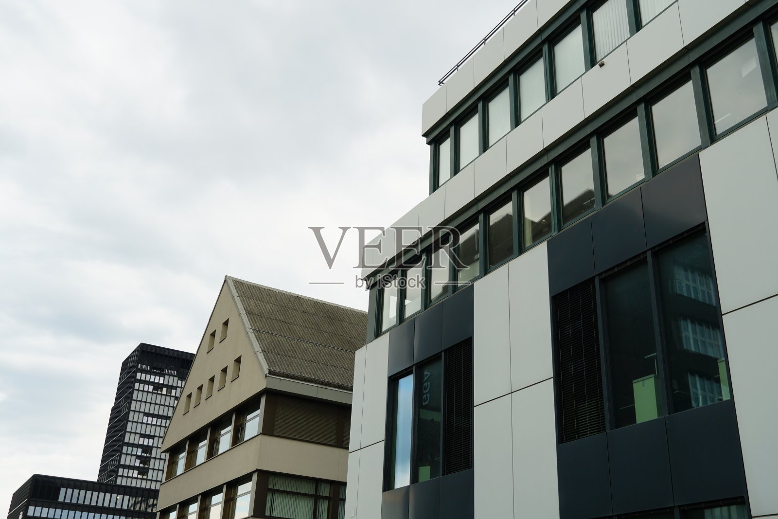 在阶梯式屋顶中有山墙屋顶的公司建筑照片摄影图片