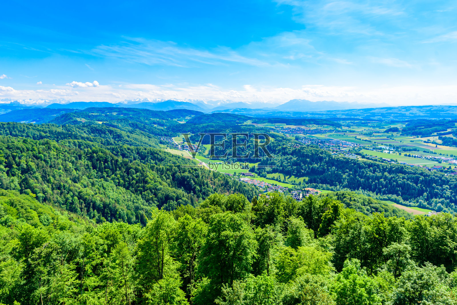 苏黎世湖和阿尔卑斯山的全景从Uetliberg山顶，在欧洲瑞士的Uetliberg山上的瞭望台照片摄影图片