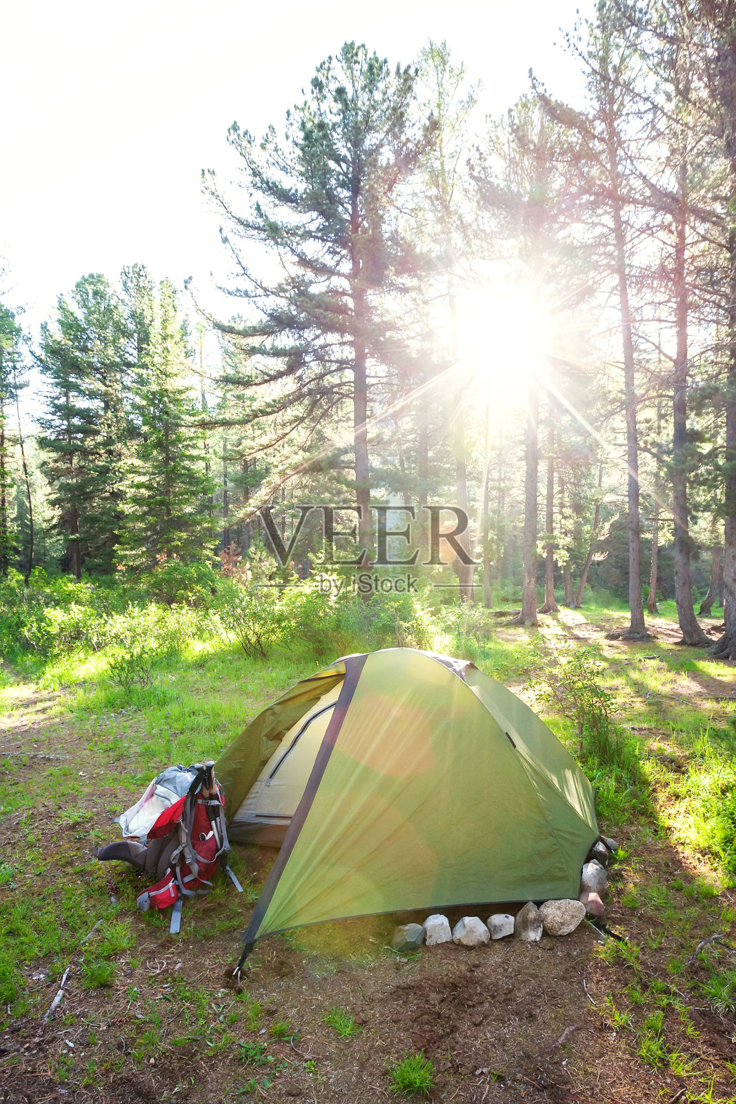 山湖附近的帐篷照片摄影图片