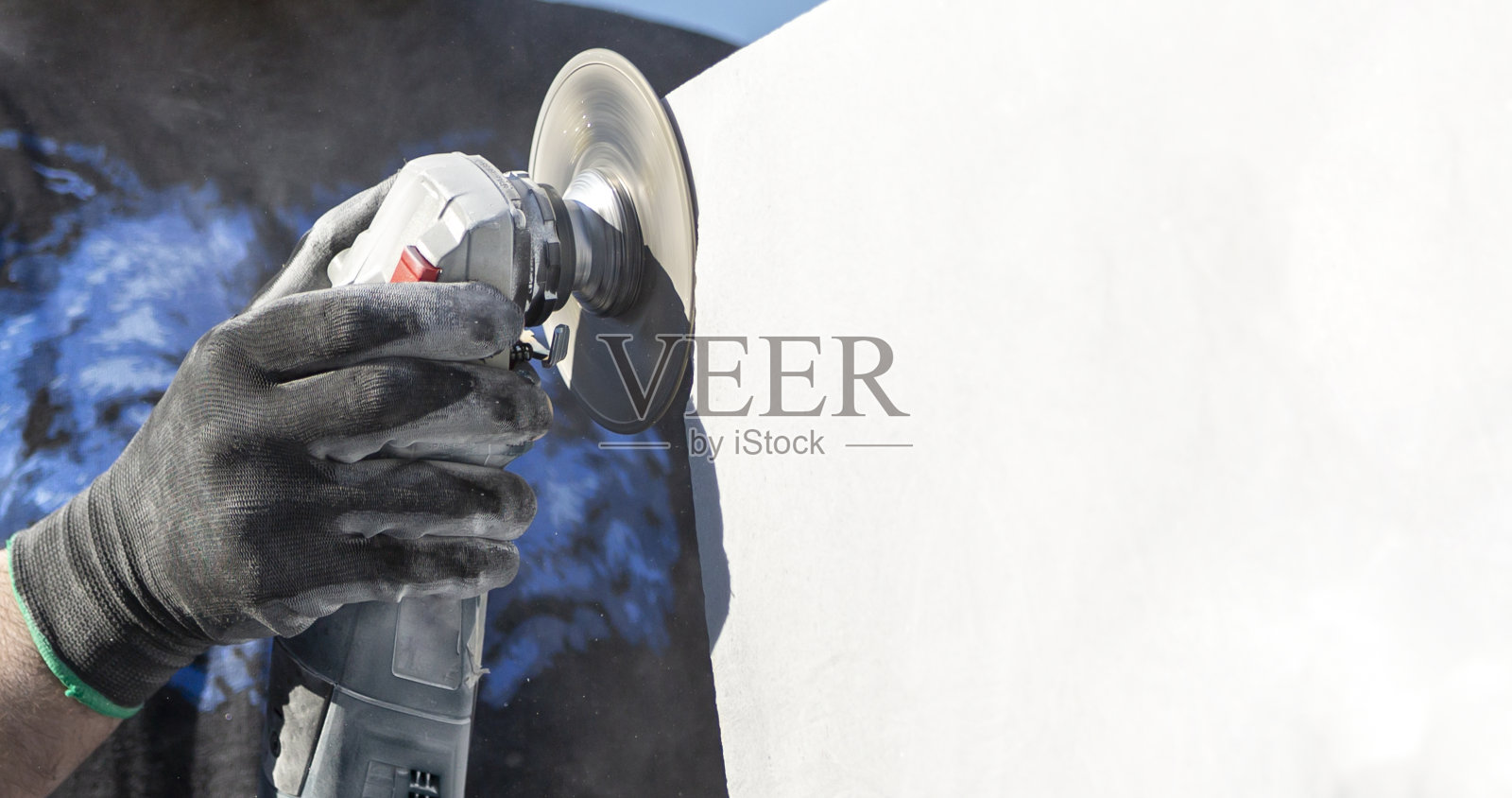 工人用磨石机切割石头照片摄影图片