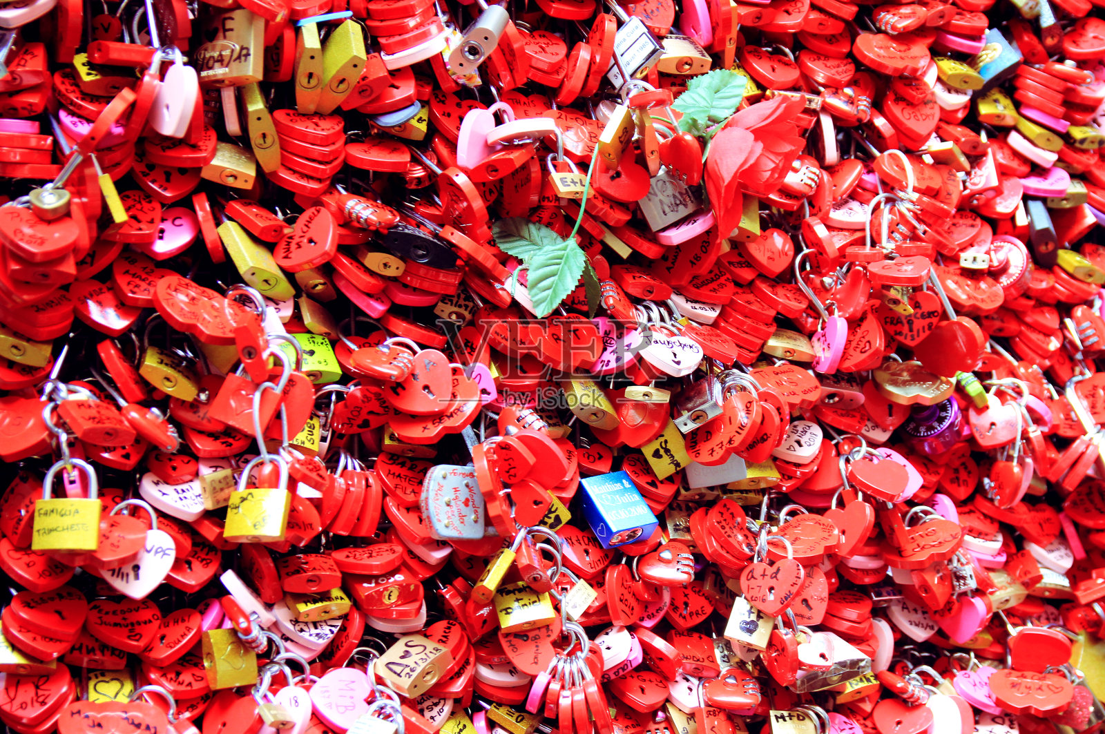 维罗纳的红心挂锁照片摄影图片