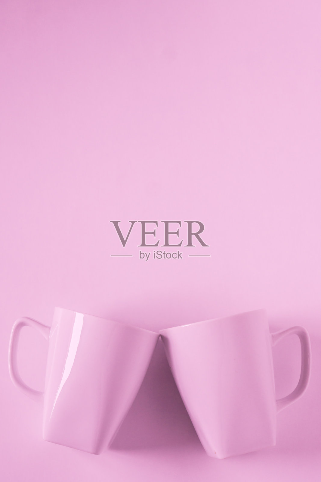 2个单色粉色的咖啡杯在粉红色的背景与空白空白的房间空间为文本，复制，或复制空间在欢呼碰杯。现代俯视图概念的两个杯与坚实的背景。照片摄影图片