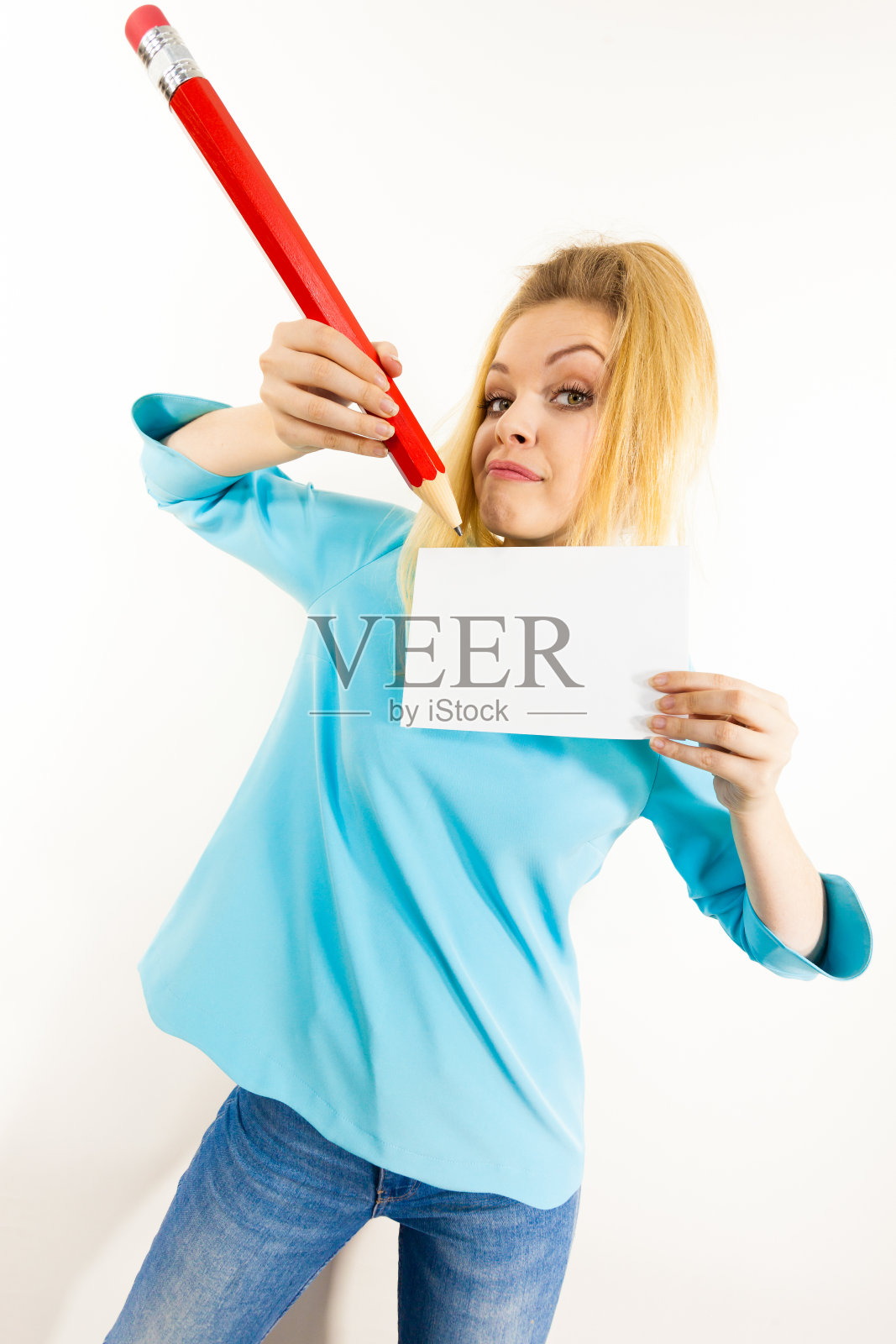 女人用大铅笔在纸上写字照片摄影图片