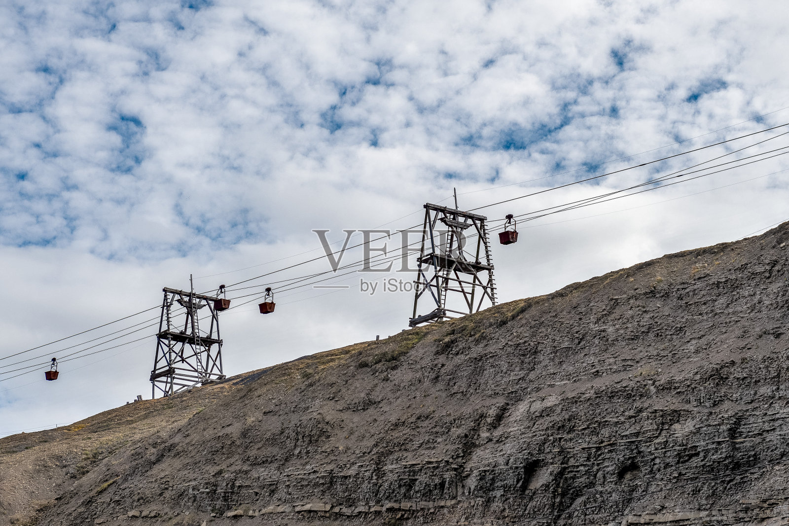 在斯瓦尔巴群岛的朗伊尔城，有古老的木制矿山运输索道的北极景观。照片摄影图片
