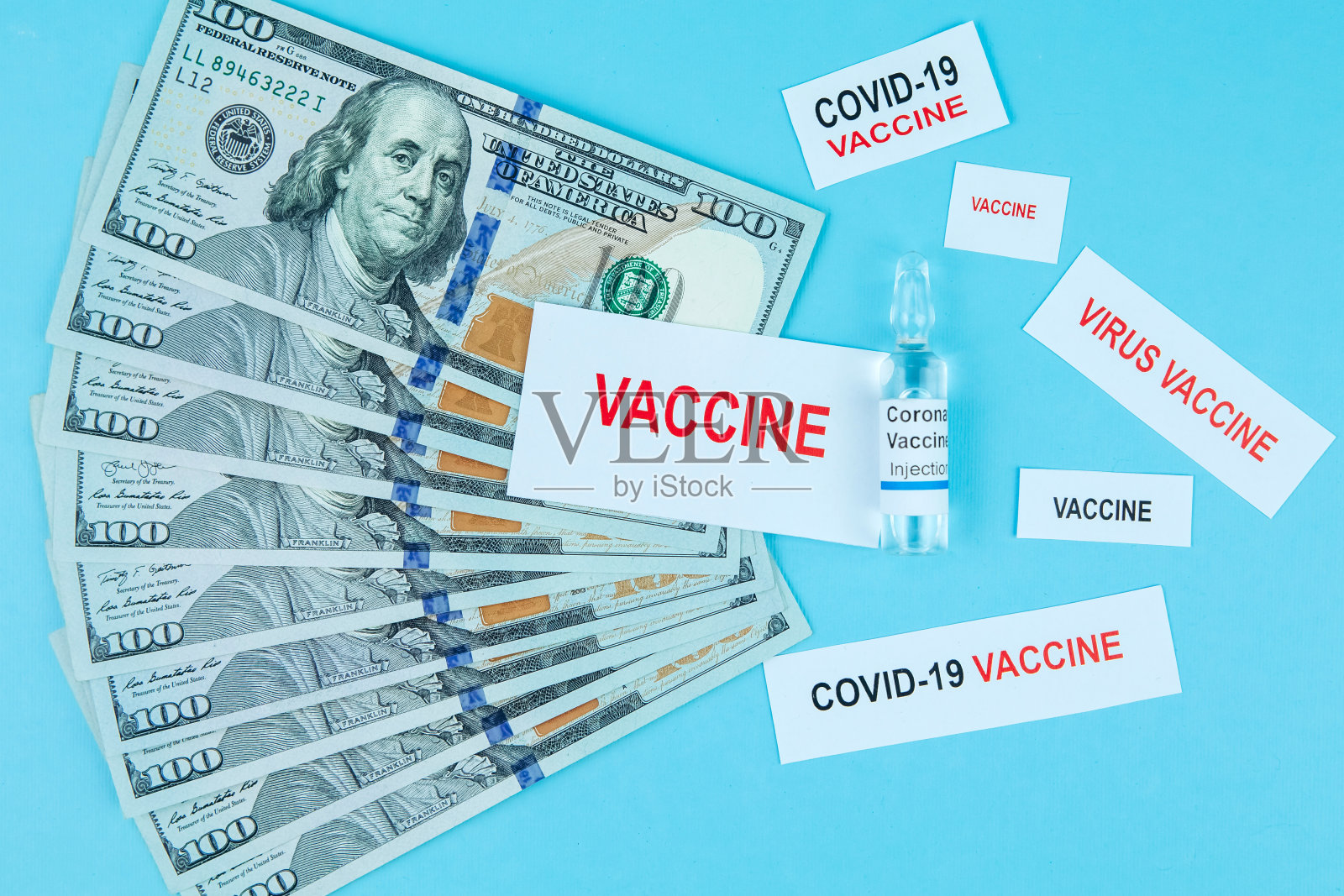冠状病毒疫苗的成本。一百美元钞票上的疫苗注射剂文本。文本。全世界都在等待covid-19的治愈方法。药品业务照片摄影图片