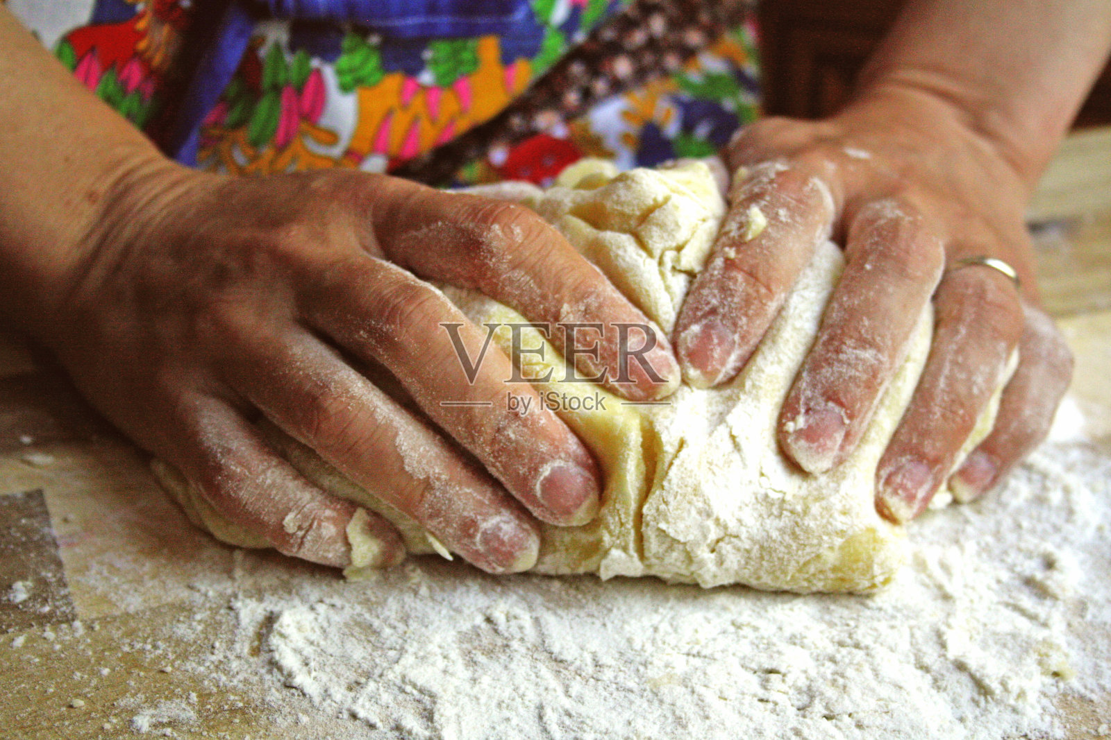 女人的手在揉面团。照片摄影图片
