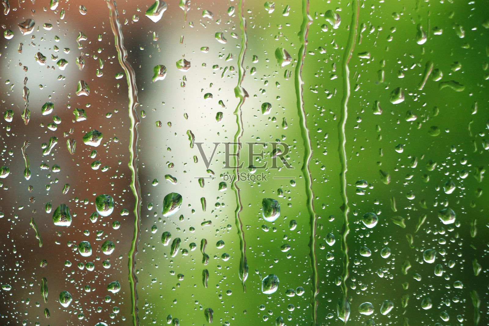 雨滴落在窗户上照片摄影图片