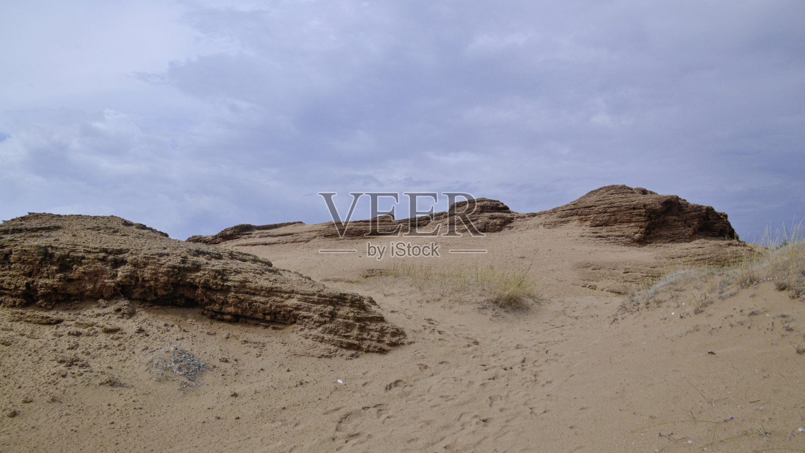 伊索斯是一个长长的、美丽的沙滩，有天然的沙丘和浅水。照片摄影图片
