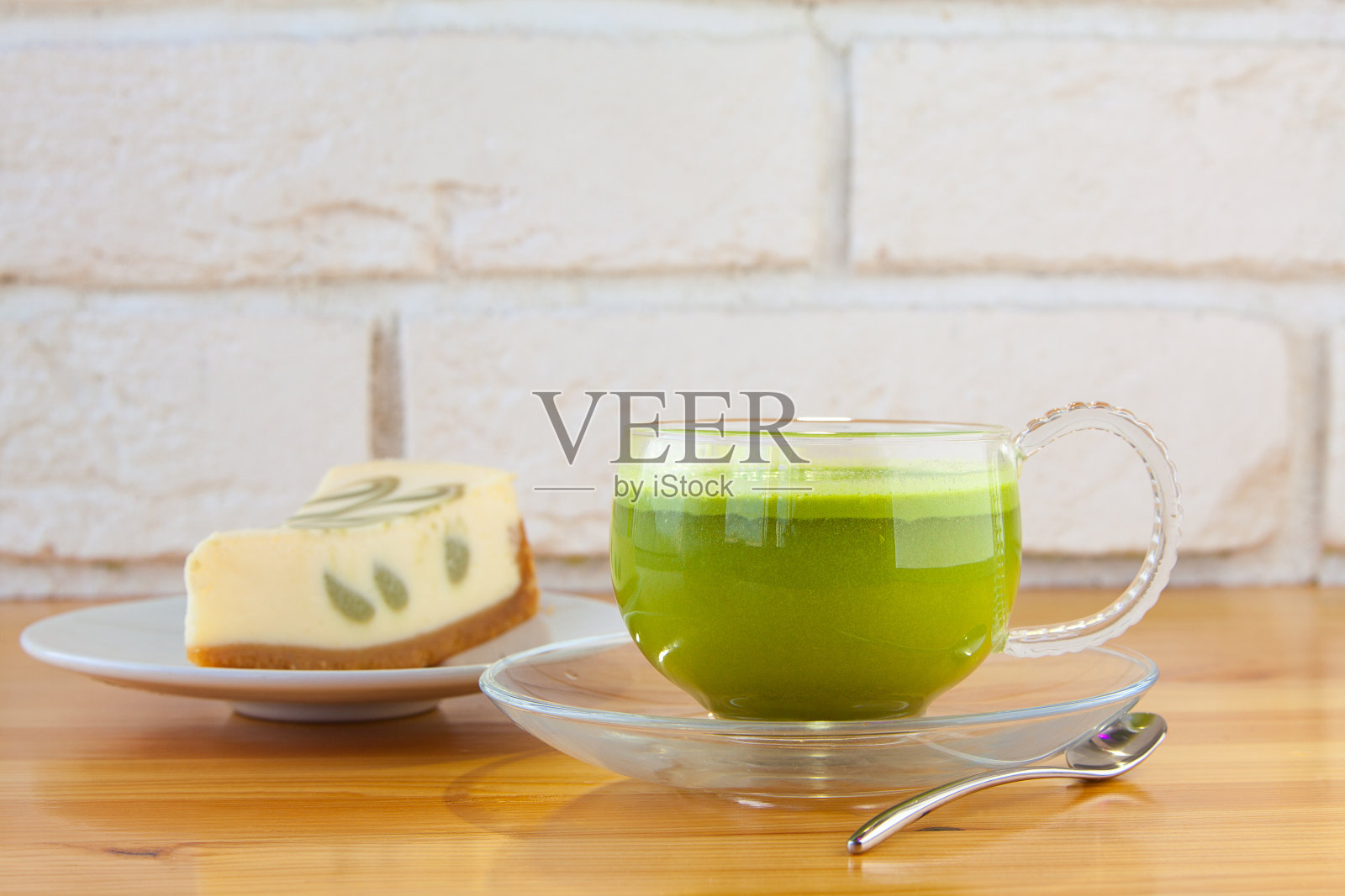 开胃的绿色芝士蛋糕与抹茶在木制的背景照片摄影图片