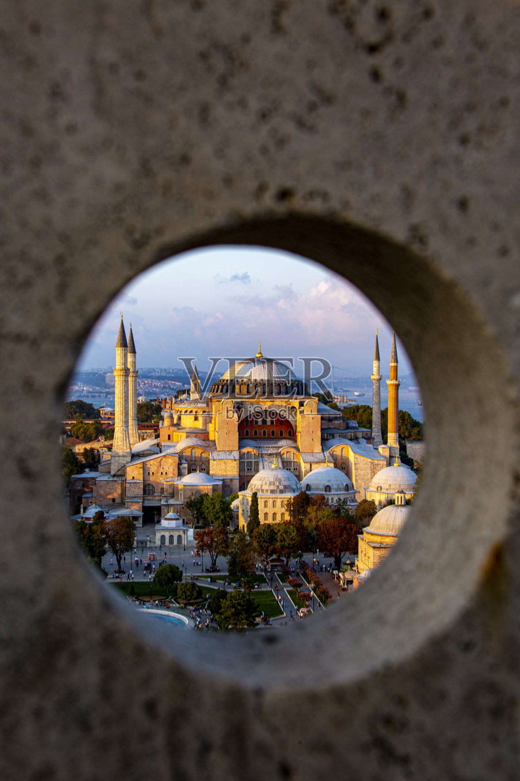 全景苏丹艾哈迈德地区与著名的圣索菲亚大教堂在伊斯坦布尔，土耳其照片摄影图片