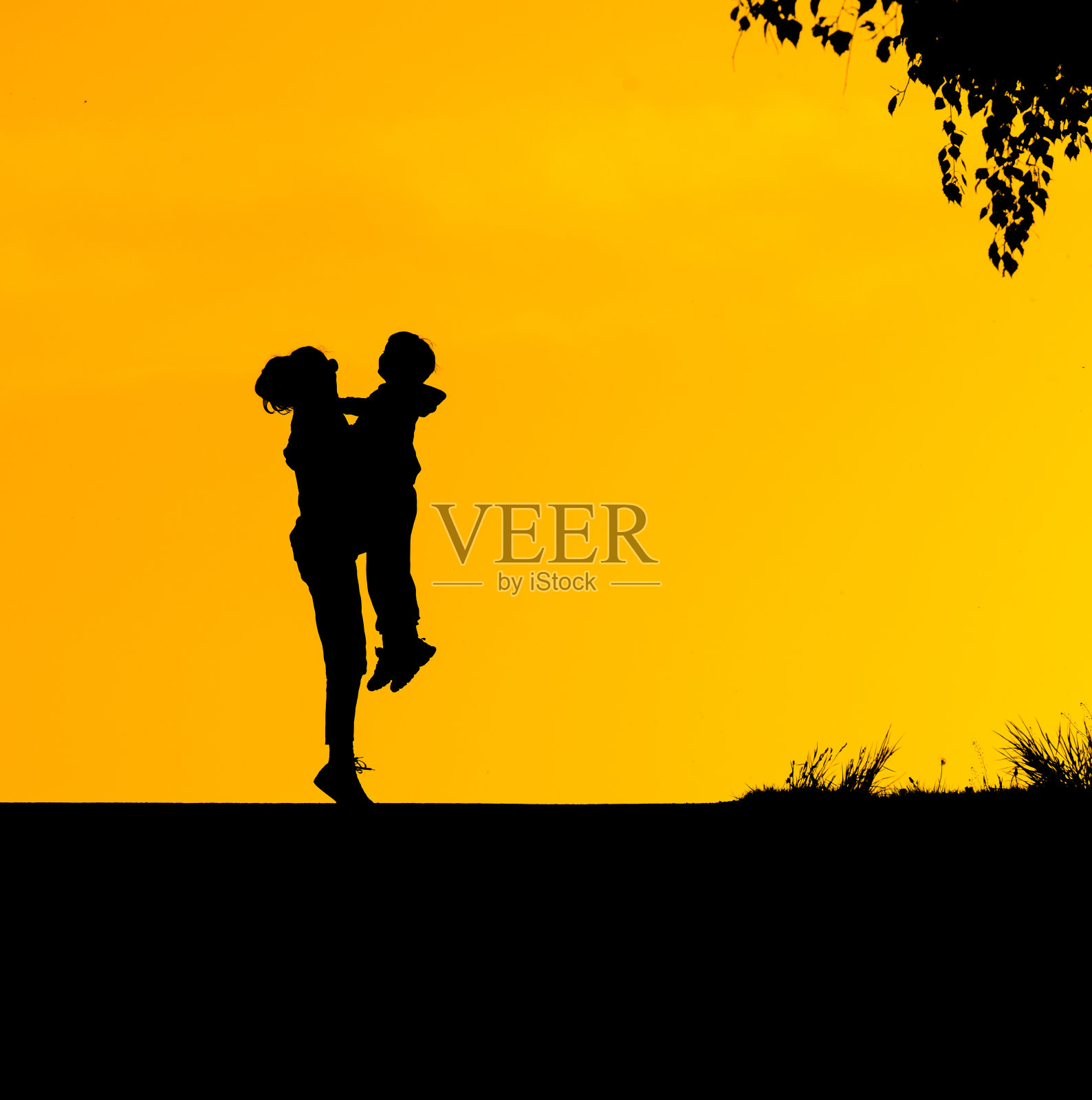 孩子们在夕阳下玩耍的剪影照片摄影图片