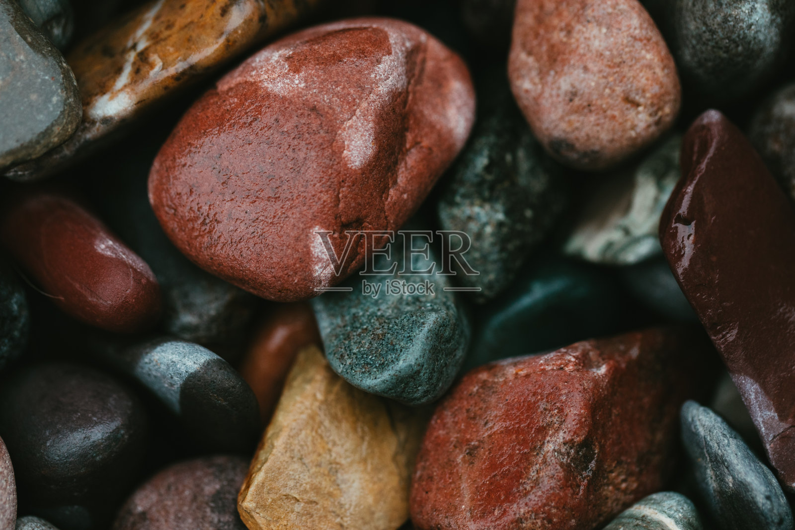 在色彩的岩石和艰难之地之间照片摄影图片