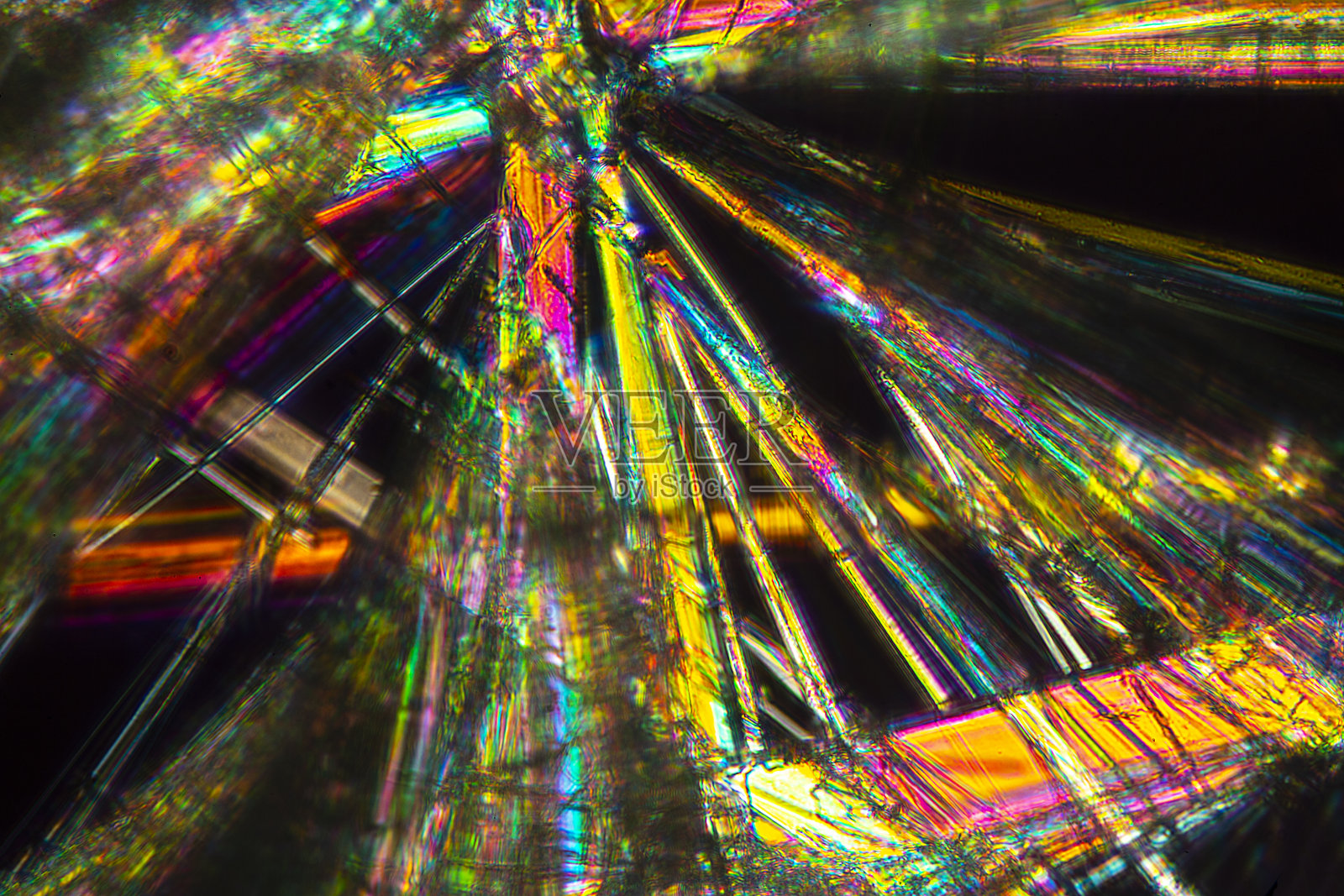 氨基酸丙氨酸晶体的显微图。照片摄影图片