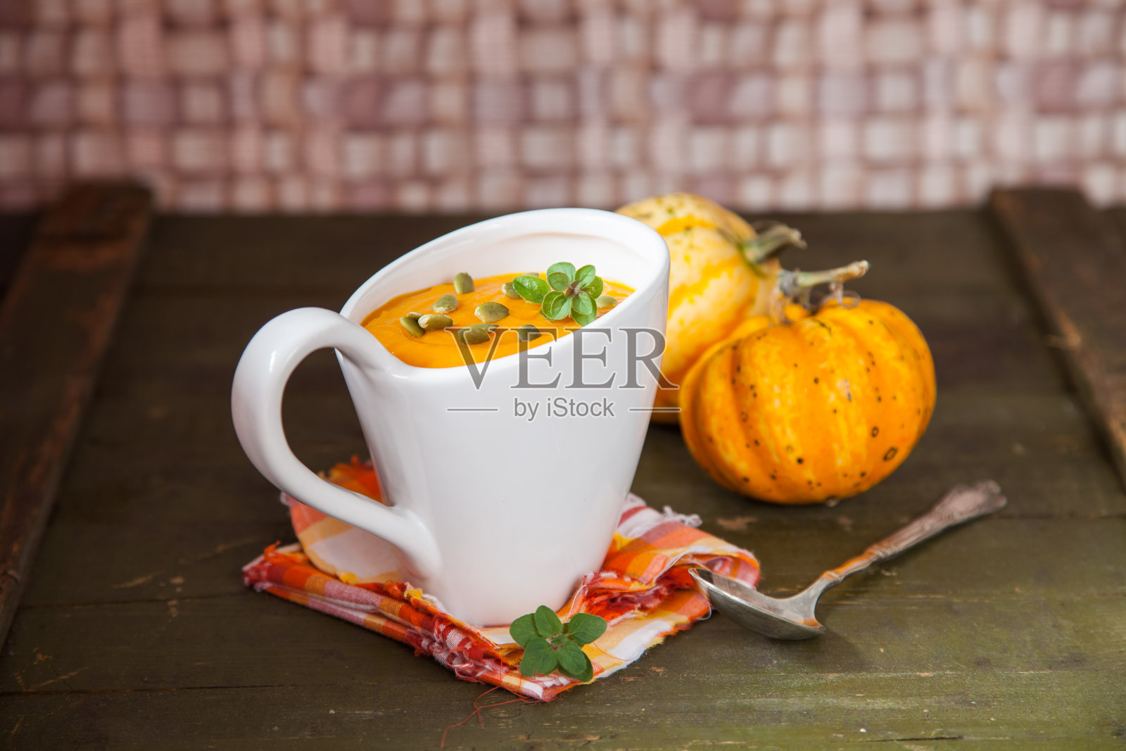 桌子上的南瓜奶油汤，选择性聚焦，复制空间照片摄影图片