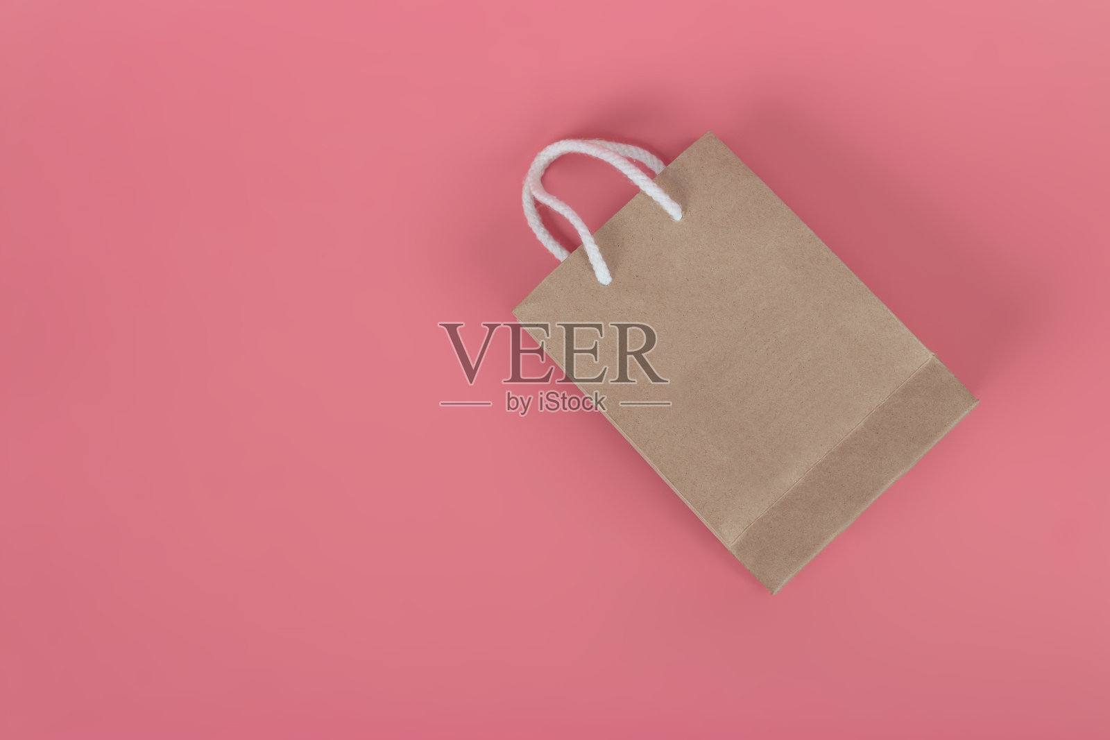 粉彩背景的纸袋，环保理念。照片摄影图片