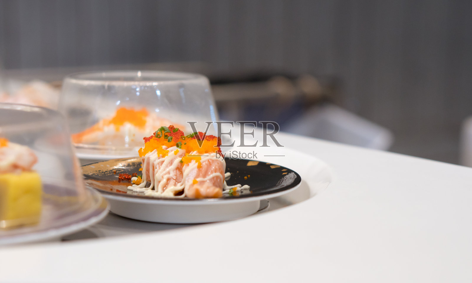 三文鱼蛋黄酱寿司卷盘照片摄影图片