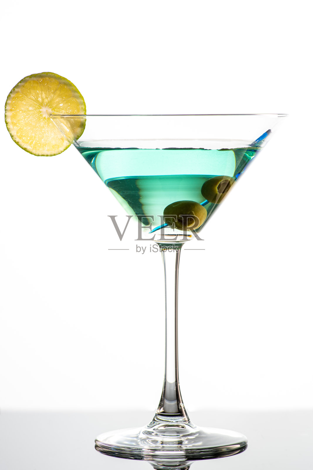 马提尼鸡尾酒，橄榄和青柠角照片摄影图片