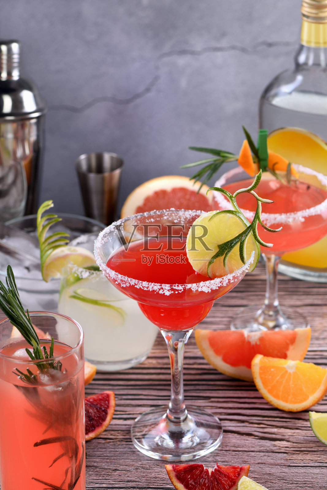 以不同的柑橘类水果为基础的龙舌兰酒和鸡尾酒照片摄影图片