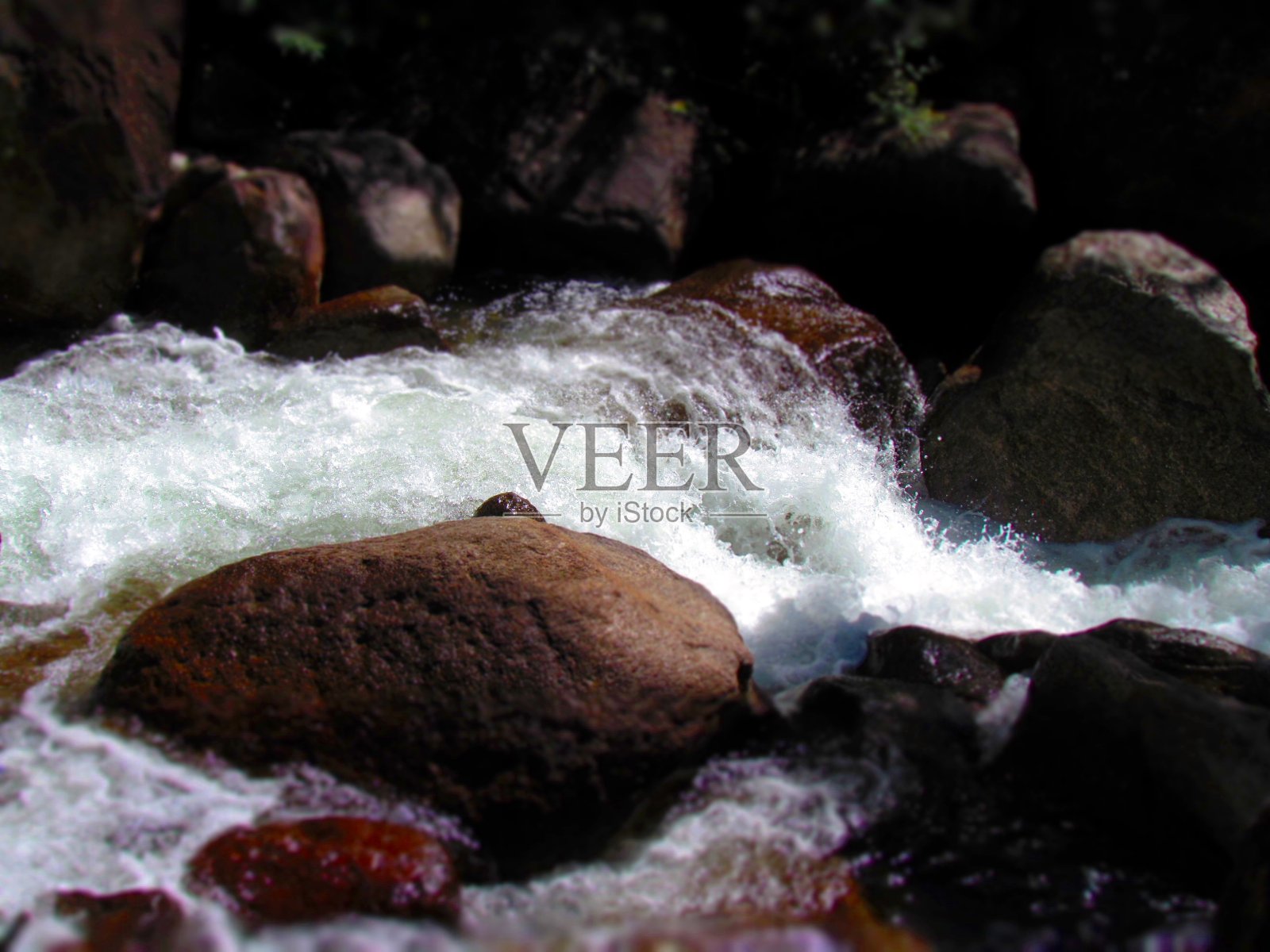 普雷托河(黑色)是里约热内卢州和米纳斯吉拉斯州的边界。它保留的河岸植被是由大西洋森林组成的。照片摄影图片