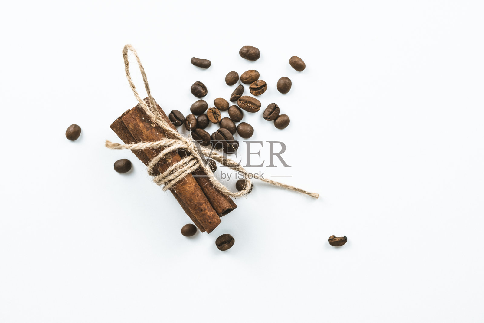 咖啡的成分。法式压壶，白色手工杯，黑边。照片摄影图片