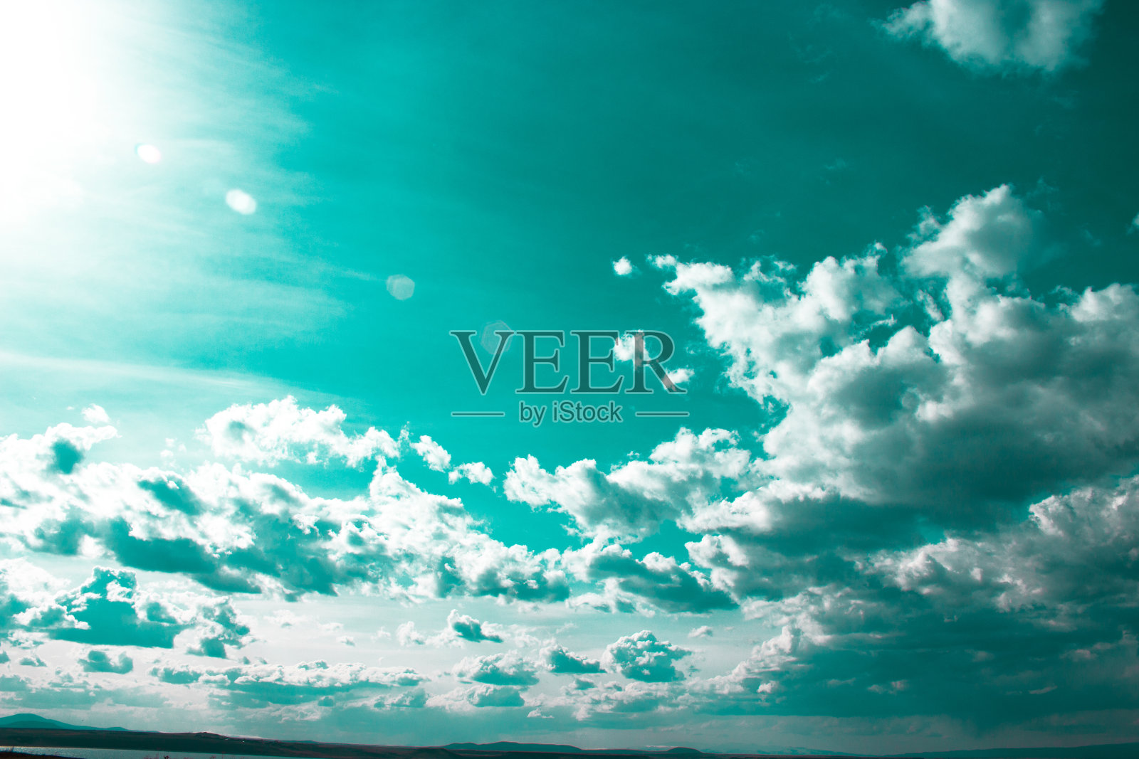 美丽的蓝天上有白云，有太阳照片摄影图片