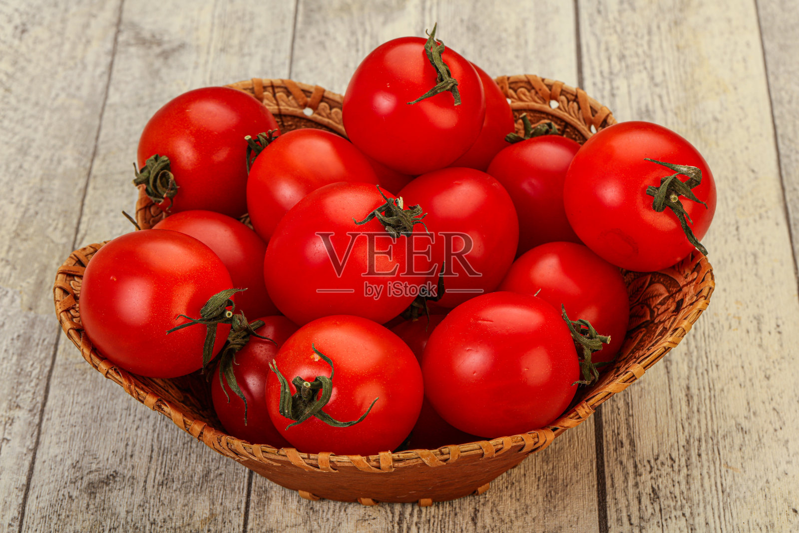 熟透多汁的樱桃番茄在碗里照片摄影图片