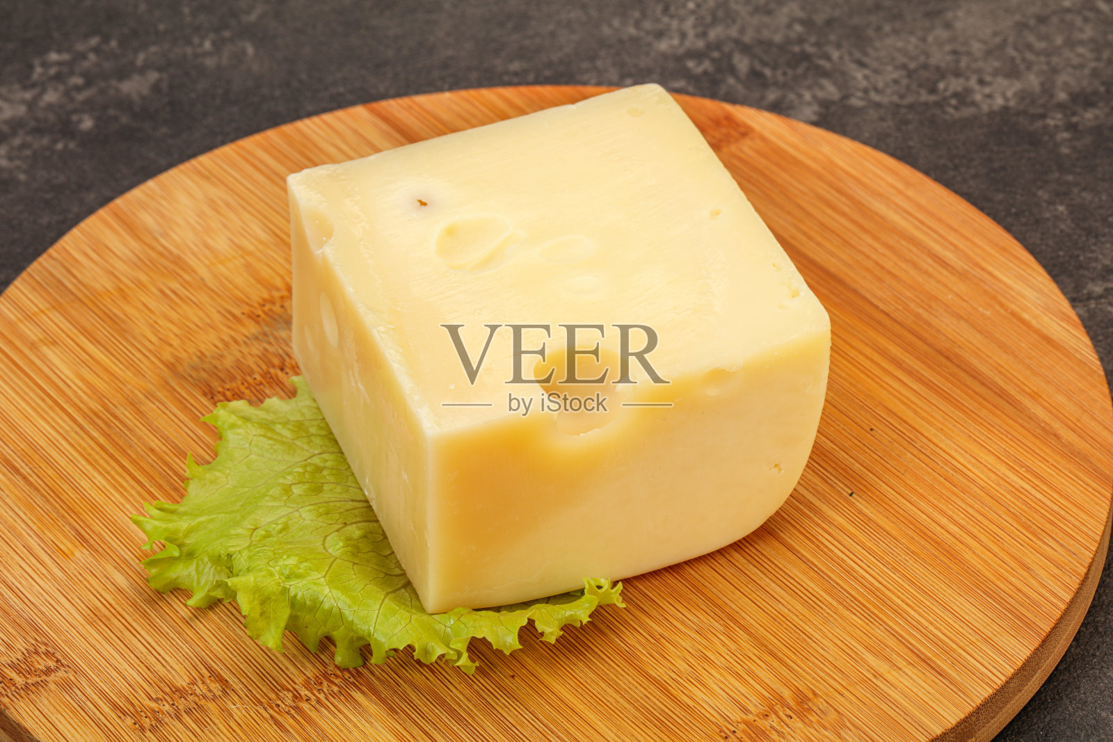 在木板上盖上Emmental奶酪照片摄影图片