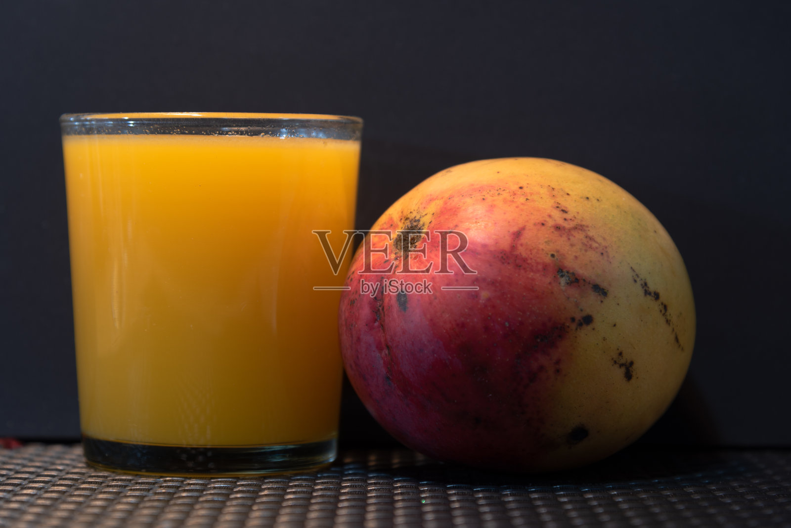 芒果汁(芒果)。热带水果。富含纤维的水果。照片摄影图片