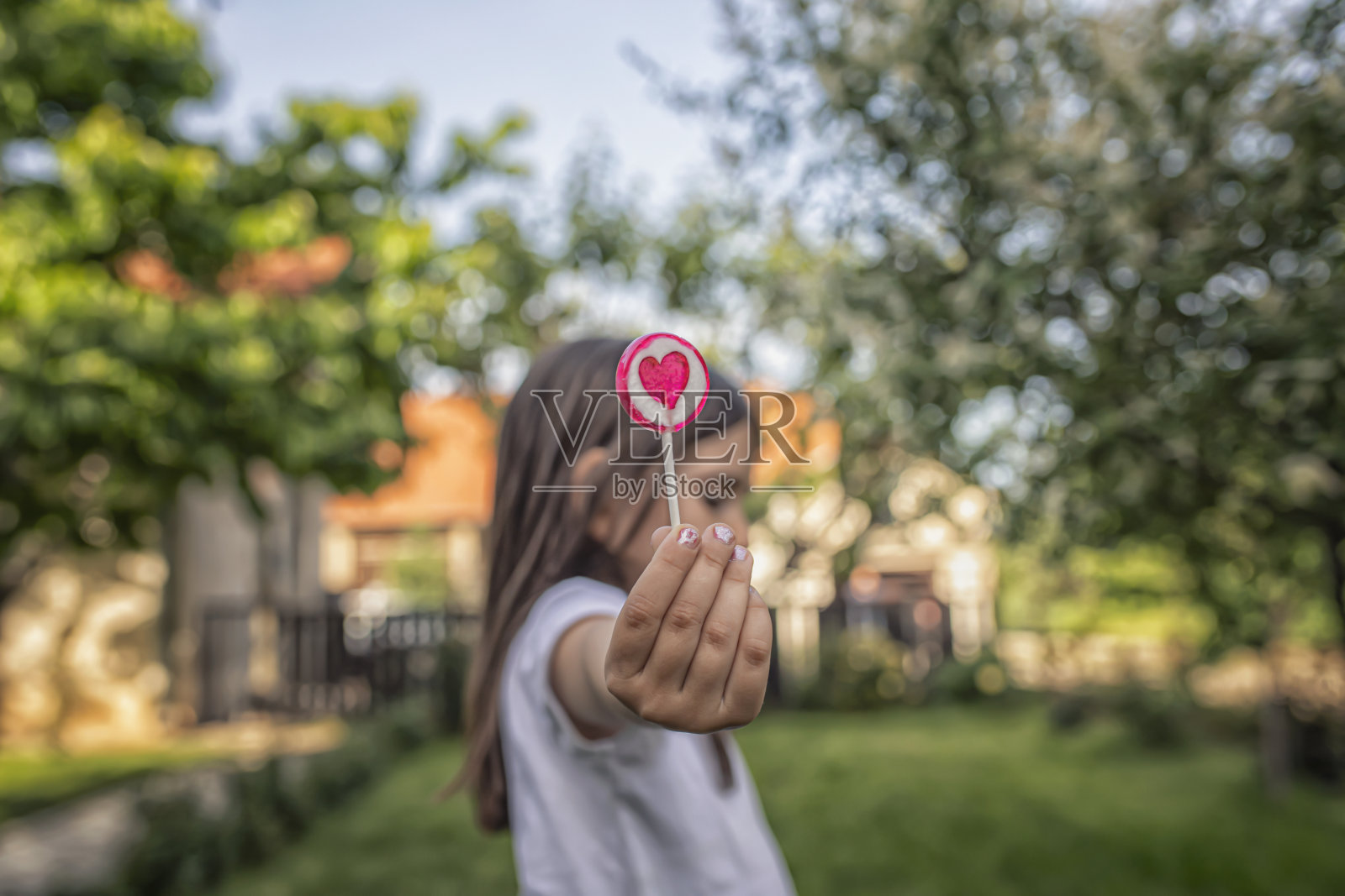 小女孩拿着棒棒糖照片摄影图片