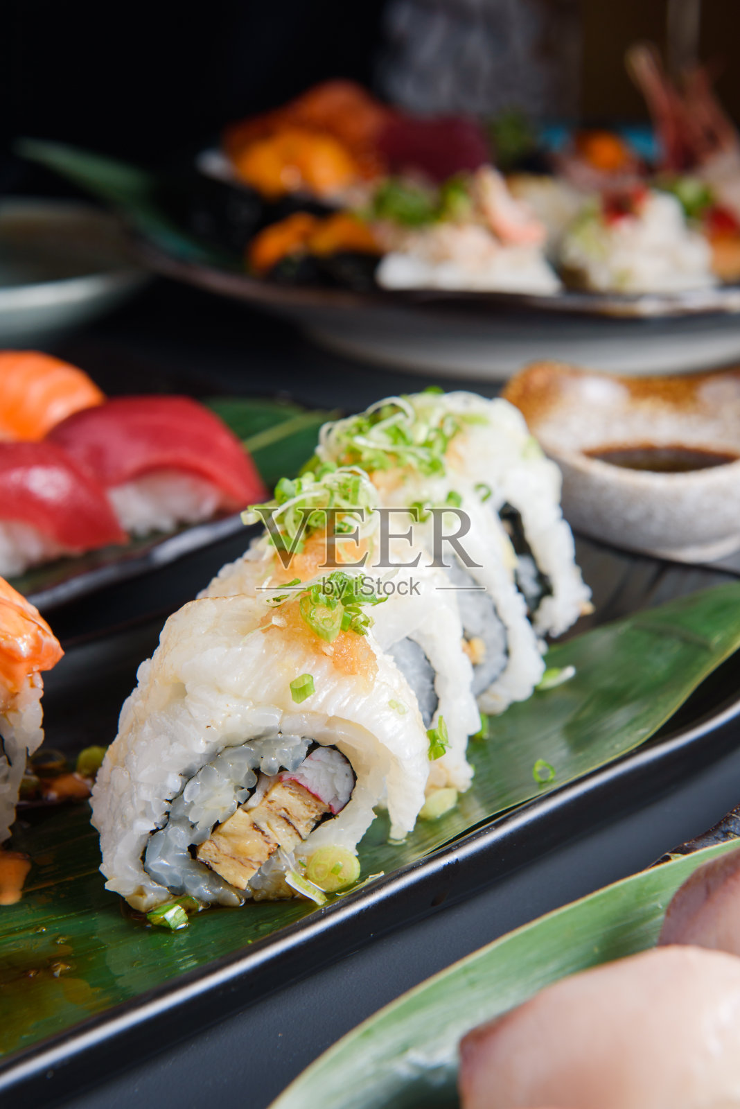 寿司餐厅的日本料理，新鲜美味的生鱼照片摄影图片