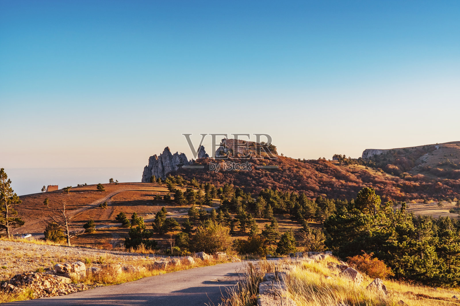 在克里米亚的AI-Petri峰在晚上晴朗的天气，当太阳落在山的后面照片摄影图片