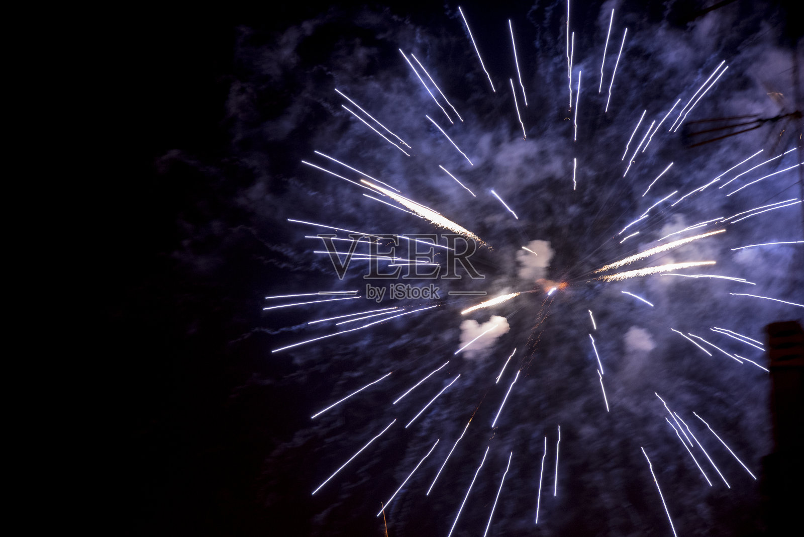 烟花星星，烟花在夜空。照片摄影图片