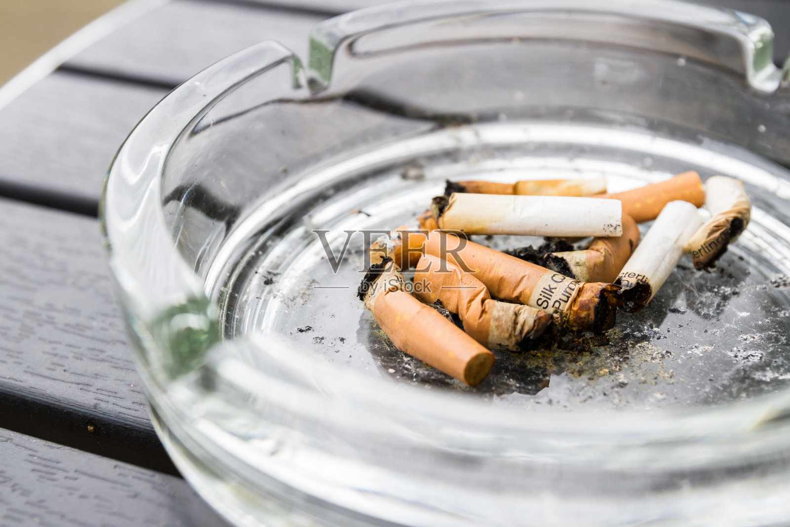 烟灰缸里有香烟照片摄影图片