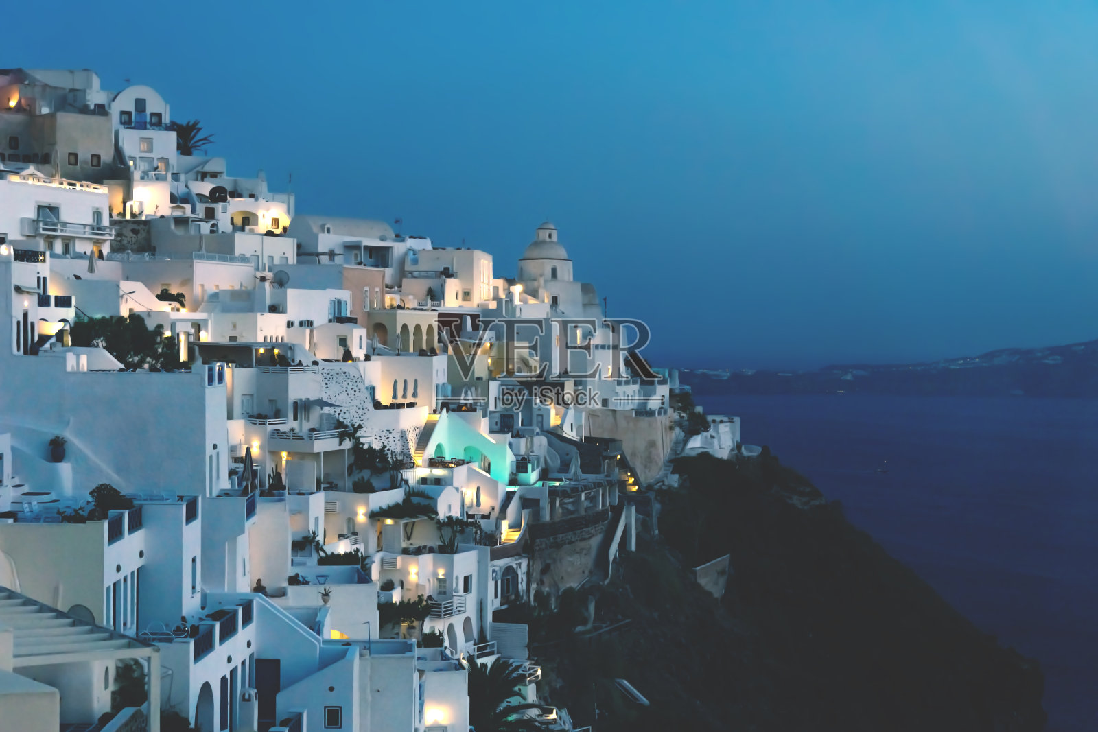 希腊圣托里尼岛蓝色海洋边的菲拉城黄昏照片摄影图片