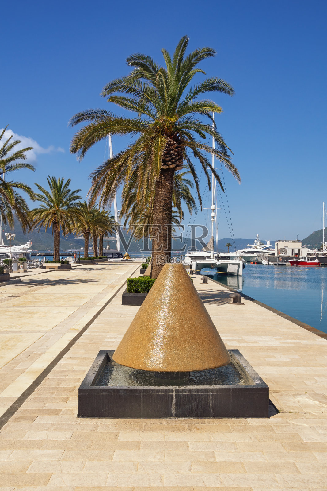 在蒂瓦特市的黑山港游艇码头的观点。黑山共和国照片摄影图片